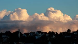 Von der Sonne erleuchtete Cumuluswolken am 14. September 2017 um 19:19 Uhr