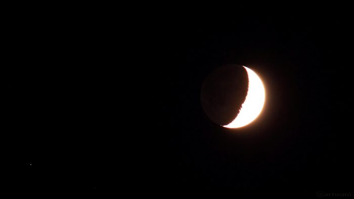Zunehmender Mond mit Erdlicht am 25. September 2017 um 20:14 Uhr