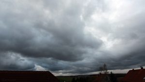 Tiefdruckgebiet mit stürmischen Böen am 22. Oktober 2017 um 16:48 Uhr aus Südwest