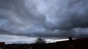 Tiefdruckgebiet mit stürmischen Böen am 22. Oktober 2017 um 16:49 Uhr aus Südwest