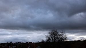 Tiefdruckgebiet mit stürmischen Böen am 22. Oktober 2017 um 16:49 Uhr aus Südwest