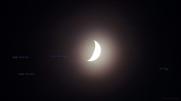 Zunehmender Mond mit Erdlicht am 25. Oktober 2017 um 19:15 Uhr hinter Schleierwolken