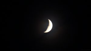 Zunehmender Mond mit Erdlicht am 25. Oktober 2017 um 19:16 Uhr hinter Schleierwolken