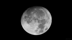 Untergehender zunehmender Mond am 2. Dezember 2017 um 04:08 Uhr