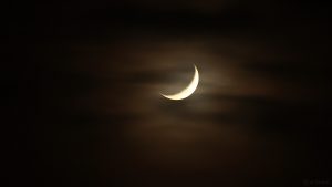 Sichel des zunehmenden Mondes am 22. Dezember 2017 um 18:59 Uhr am Südwesthimmel