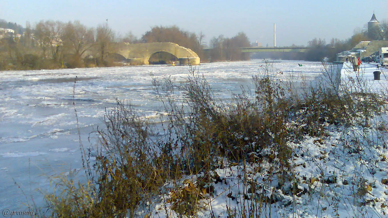 Zugefrorener Main bei Ochsenfurt am 13. Januar 2009 um 14:41 Uhr