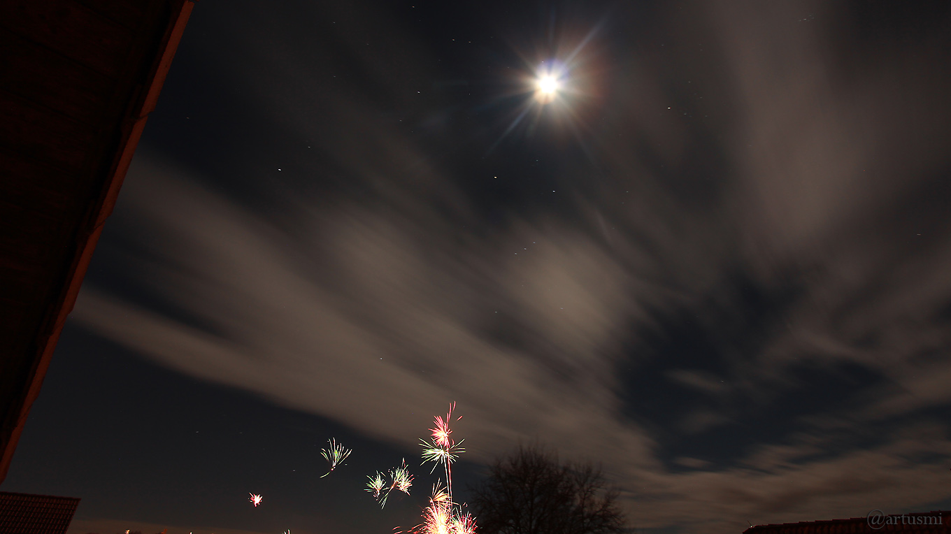 Mond oberhalb Orion und Stier, darunter das Feuerwerk in Eisingen am 1. Januar 2018 um 00:07 Uhr
