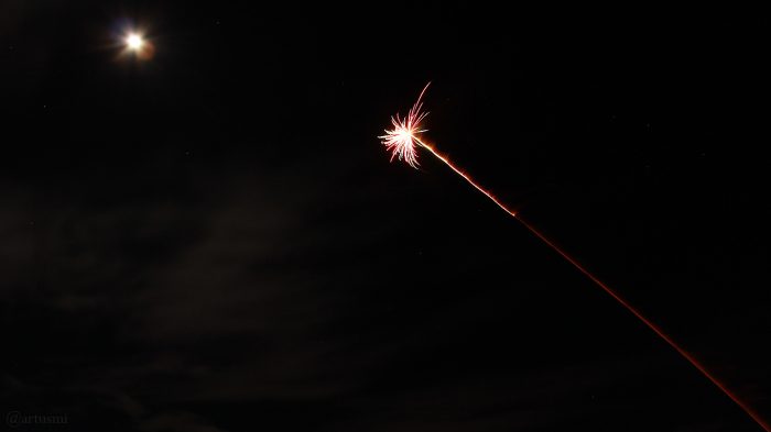 "Mondrakete" beim Feuerwerk in Eisingen am 1. Januar 2018 um 00:07 Uhr