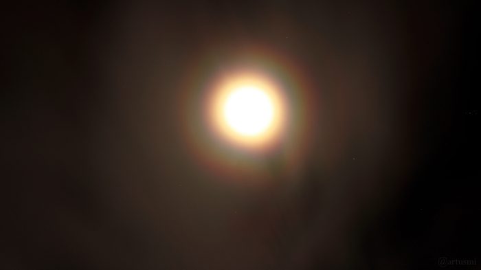 Mond mit bunten Kränzen am 1. Januar 2018 um 00:19 Uhr