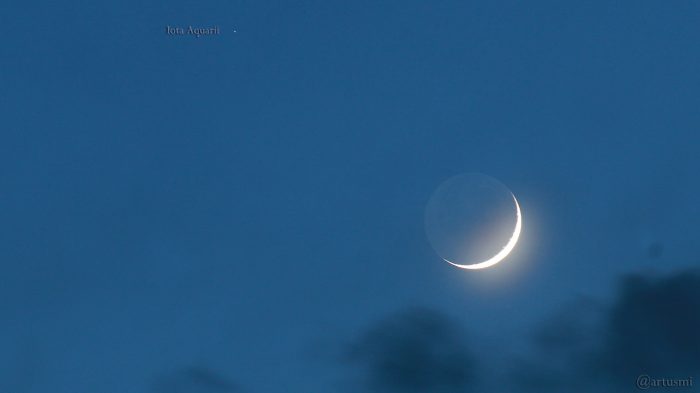 Stern Iotoa Aquarii und schmale Mondsichel mit Erdlicht am 19. Januar 2018 um 17:41 Uhr