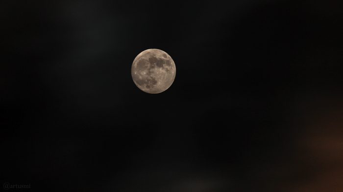 Der Mond am 31. Januar 2018 um 00:09 Uhr hinter durchziehenden Wolken