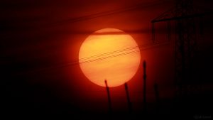 Untergehende Sonne mit Sonnenfleckengruppe AR 2699 am 8. Februar 2018 um 17:04 Uhr