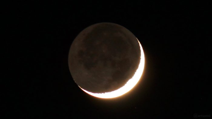 Mond mit Erdlicht am 18. Februar 2018 um 18:44 Uhr