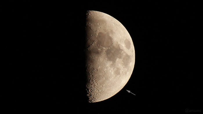 Aldebaran taucht am 23. Februar 2018 um 18:53:20 Uhr am hellen Mondrand auf