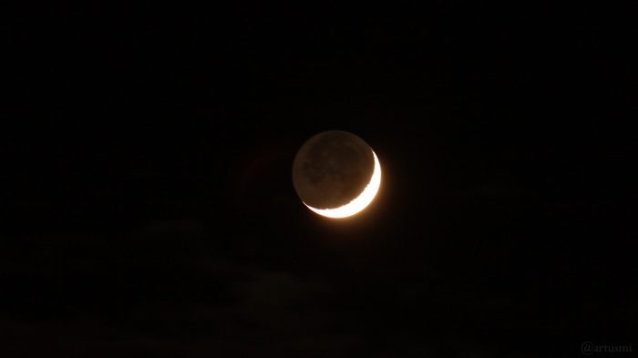 Zunehmender Mond mit Erdlicht am 20. März 2018 um 20:59 Uhr