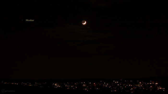 Stern Menkar und Mond mit Erdlicht am 20. März 2018 um 20:59 Uhr