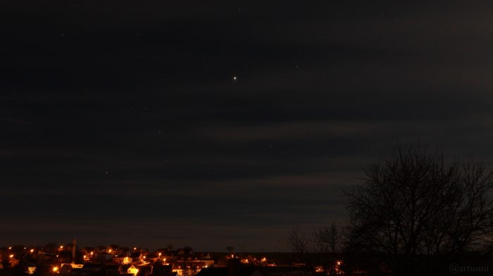 Sternbild Skorpion mit Antares und Planet Jupiter mitten im Sternbild Waage am 30. März 2018 um 03:54 Uhr
