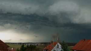 Gewitter am 4. April 2018 um 16:12 Uhr am Westhimmel über Waldbrunn
