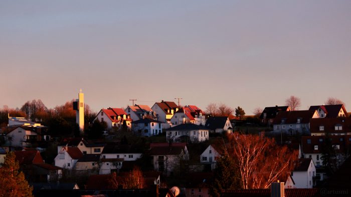 Eisingen während des Sonnenuntergangs am 4. April 2018 um 19:46 Uhr