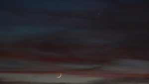 Schmale Mondsichel und Planet Venus am 17. April 2018 um 21:05 Uhr