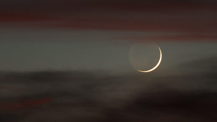 Schmale Mondsichel mit Erdlicht erstmals nach Neumond am 17. April 2018 um 21:07 Uhr