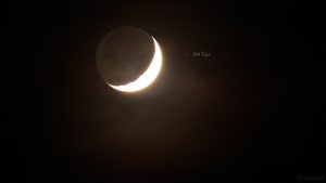 Zunehmender Mond mit Erdlicht am 19 April 2018 um 21:33 Uhr