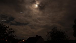 Milde, stürmische Vollmondnacht mit Jupiter am 30. April 2018 um 01:38 Uhr
