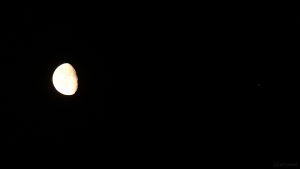 Erdmond und Planet Saturn am 5. Mai 2018 um 03:29 Uhr
