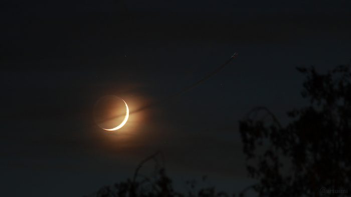 Mond mit Erdlicht und Flugzeug am 17. Mai 2018 um 22:26 Uhr