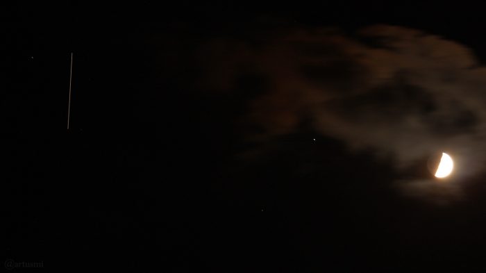 Die Internationale Raumstation ISS, Regulus und zunehmender Mond am 21. Mai 2018 um 23:54 Uhr