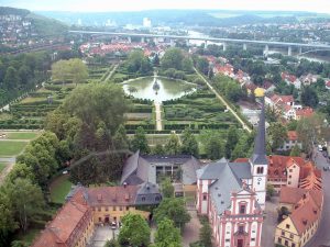 Hofgarten in Veitshöchheim im Lkr. Würzburg mit ICE-Trasse
