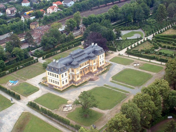 Hofgarten und Schloss in Veitshöchheim im Lkr. Würzburg