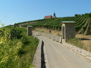 Kreuzweg hoch zur Wallfahrtskirche Maria im Weingarten bei Volkach im Lkr. Kitzingen