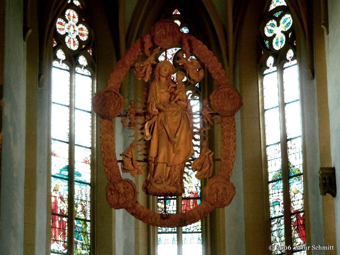 Madonna im Rosenkranz von Tilman Riemenschneider in der Wallfahrtskirche Maria im Weingarten bei Volkach im Lkr. Kitzingen