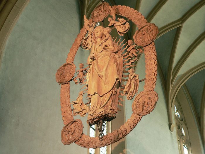 Madonna im Rosenkranz von Tilman Riemenschneider in der Wallfahrtsirche Maria im Weingarten bei Volkach im Lkr. Kitzingen