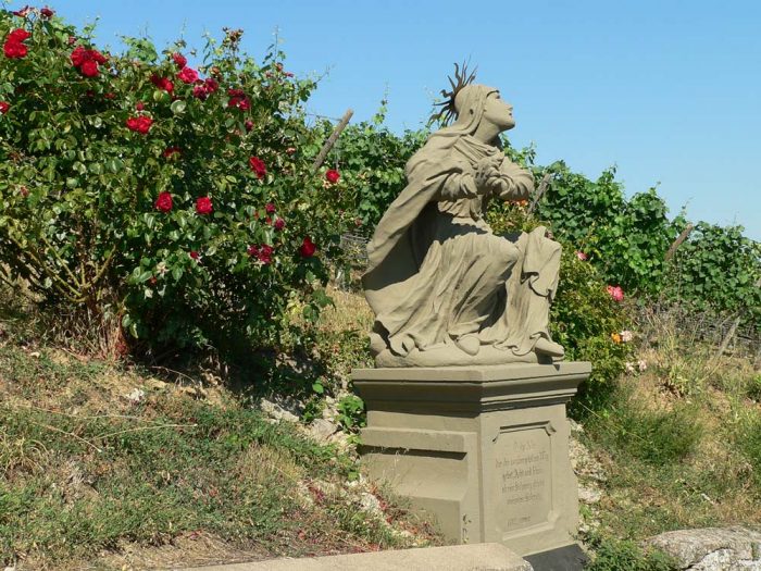 Steinfigur am Kreuzweg Maria im Weingarten