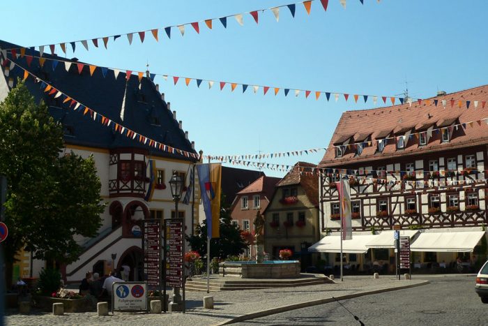 Marktplatz in Volkach am Main im Lkr. Kitzingen