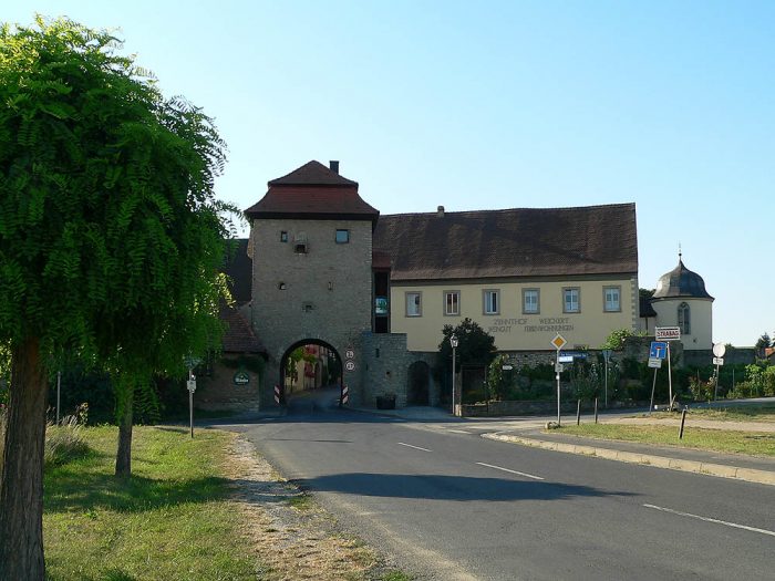 Schwarzacher Torturm in Sommerach am Main im Lkr. Kitzingen