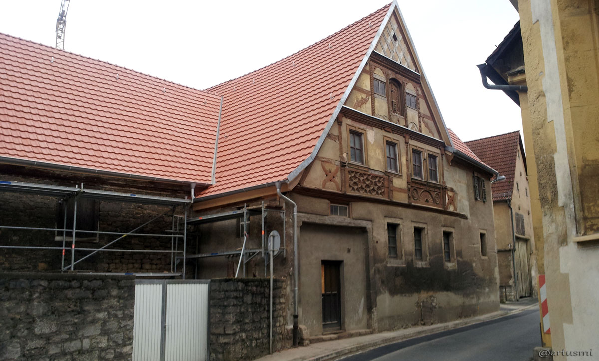 Altes Fachwerkhaus mit neuem Dach in Goßmannsdorf am Main im Lkr. Würzburg