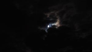 Zunehmender Mond zwischen Wolken am 23. September 2021