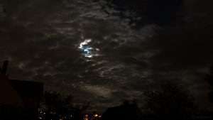 Zunehmender Mond hinter Wolken am 23. September 2021