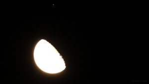 Konstellation abnehmender Mond und Aldebaran am 22. September 2016