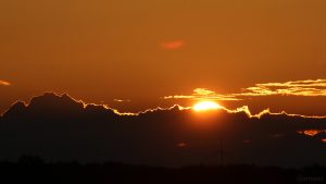 Sonnenuntergang hinter Wolken am 1. Juni 2018 um 21:08 Uhr