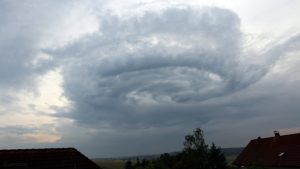 Markante Wolken am 7. Juni 2018 um 19:36 Uhr am Westhimmel von Eisingen