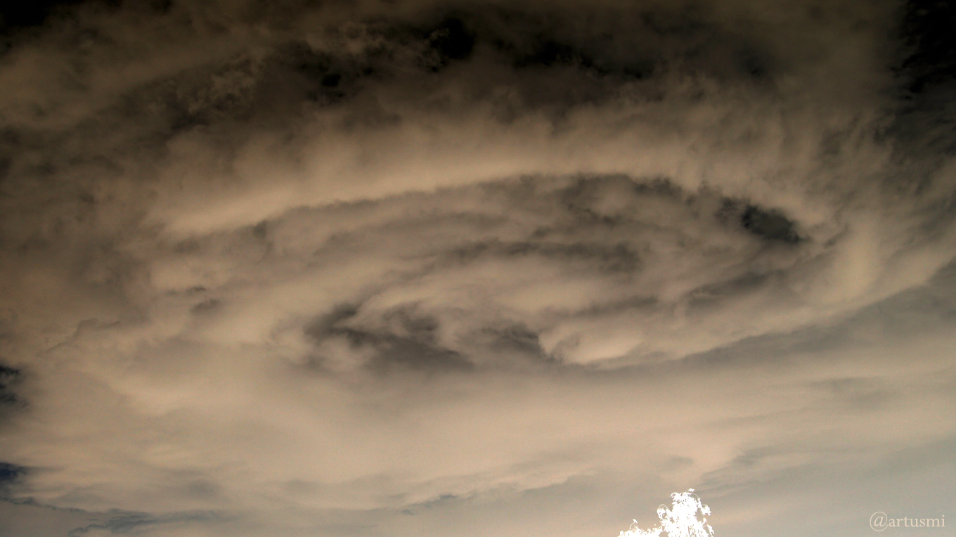 Markante Wolken (invertiert) am 7. Juni 2018 um 19:36 Uhr am Westhimmel von Eisingen