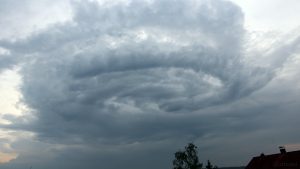 Markante Wolken am 7. Juni 2018 um 19:37 Uhr am Westhimmel von Eisingen