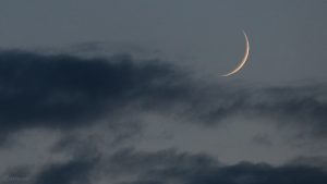 Schmale Mondsichel am 15. Juni 2018 um 21:54 Uhr erstmals nach Neumond sichtbar