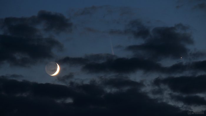 Zunehmender Mond mit Erdlicht am 16. Juni 2018 um 22:43 Uhr nahe bei Venus am Westhimmel