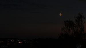 Zunehmender Mond mit Erdlicht am 16. Juni 2018 um 23:01 Uhr nahe bei Venus am Westhimmel