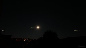 Mars, Saturn, Mond und Jupiter am 28. Juni 2018 um 01:10 Uhr